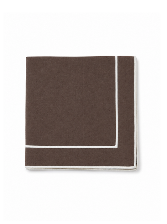 Guardanapo em linho castanho 45x45 bordado com 2 rolinhos em branco