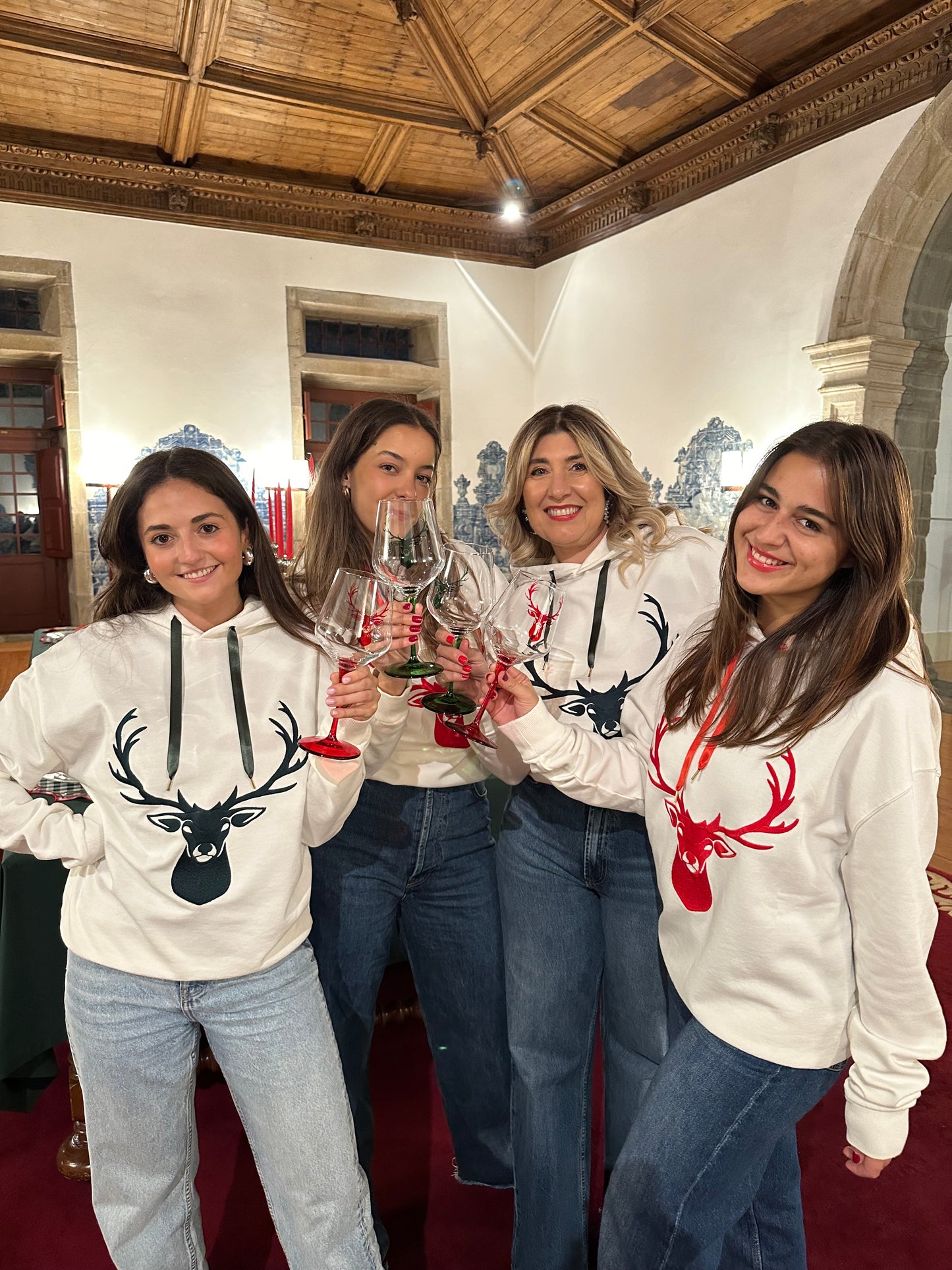 Sweatshirt "Reindear" Bordado Verde ou Vermelho